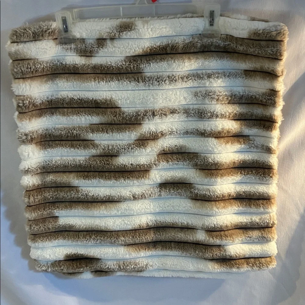 White & beige/light brown faux fur ribbed square throw pillow cover home decor